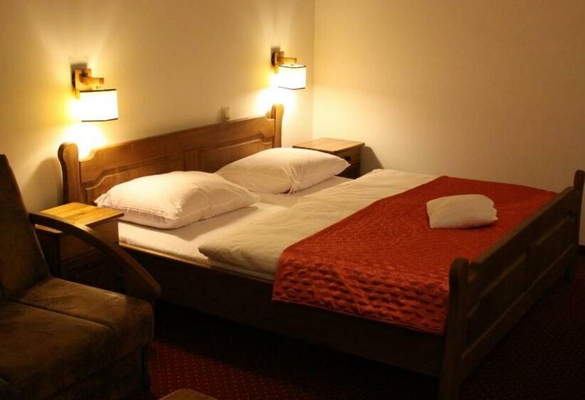 اتاق سوپریور با بالکن, Polak