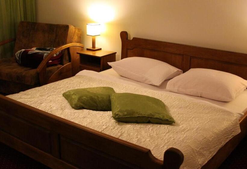 اتاق سوپریور با بالکن, Polak