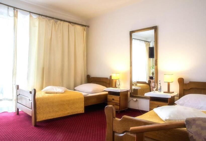 اتاق سوپریور با بالکن, Polak