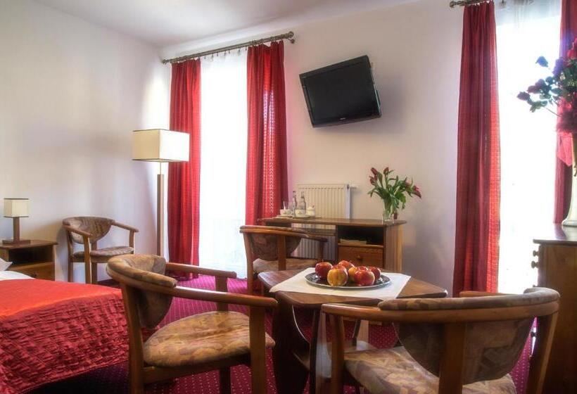 اتاق سوپریور با بالکن, Polak