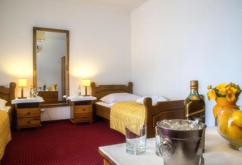 اتاق سوپریور با بالکن, Polak