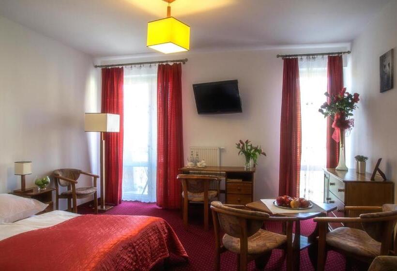 اتاق سوپریور با بالکن, Polak