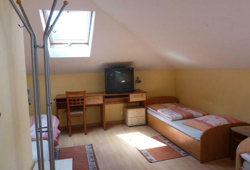 اتاق استاندارد سه نفره, Zajazd Arka