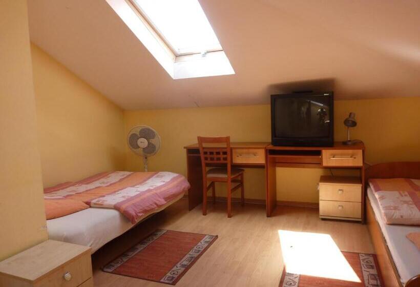 اتاق خانوادگی, Zajazd Arka