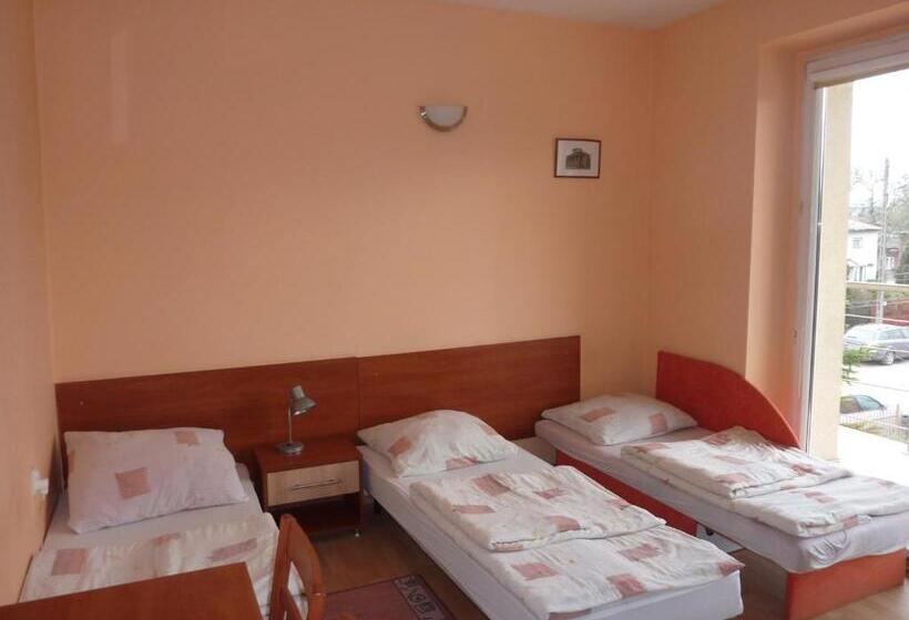 اتاق استاندارد سه تخته با سرویس بهداشتی مشترک, Zajazd Arka