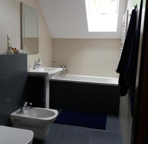 اتاق خانوادگی, Jaśminowe Ogrody