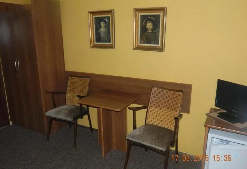 Standard Yhden Hengen Huone, Stary Dom