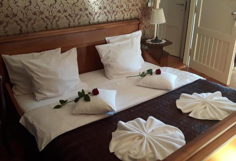 デラックスルーム, Pałac Bażantarnia