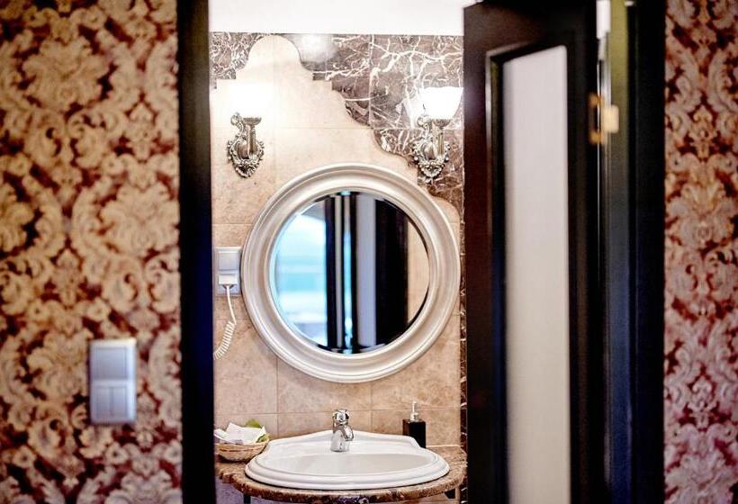 デラックスルーム, Pałac Bażantarnia