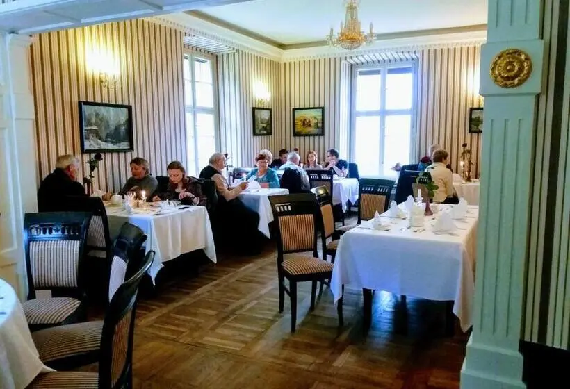デラックストリプルルーム, Pałac Bażantarnia