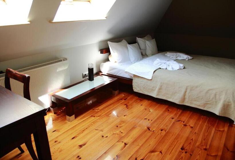 スタンダードルーム, Pałac Bażantarnia