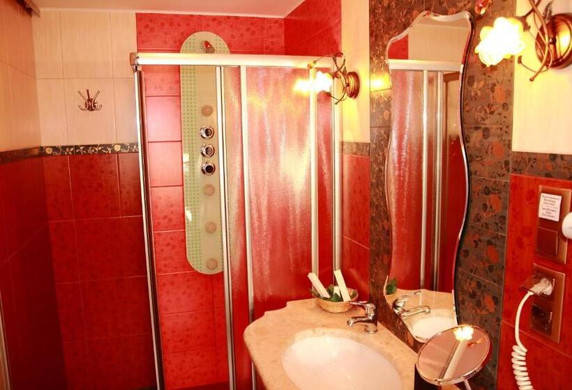 デラックスルーム, Pałac Bażantarnia