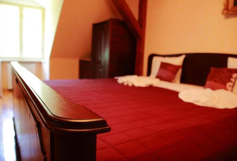 デラックスルーム, Pałac Bażantarnia