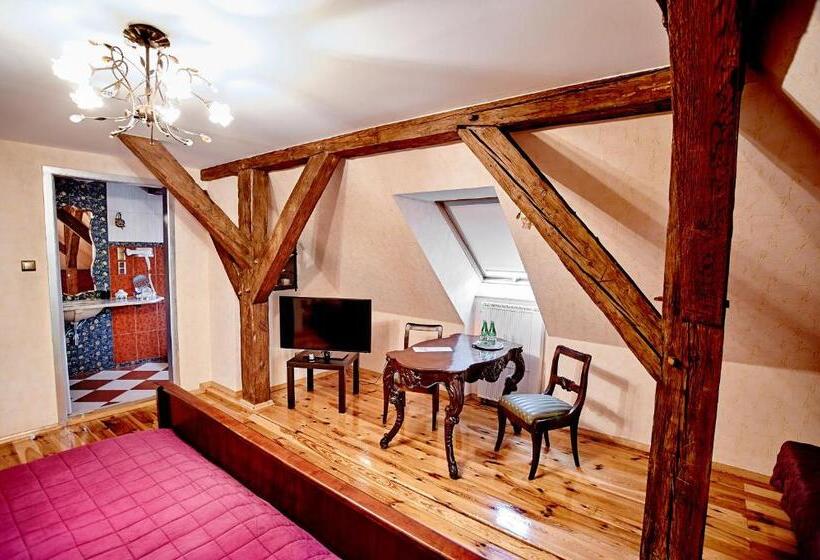 デラックスルーム, Pałac Bażantarnia