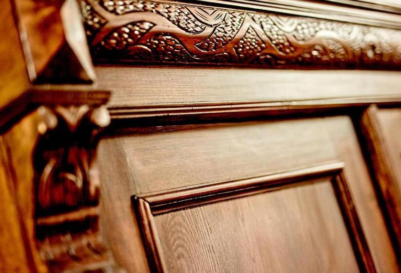 デラックスルーム, Pałac Bażantarnia