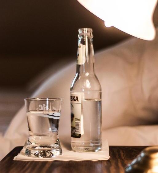 标准三人间, Pod Kogutkiem