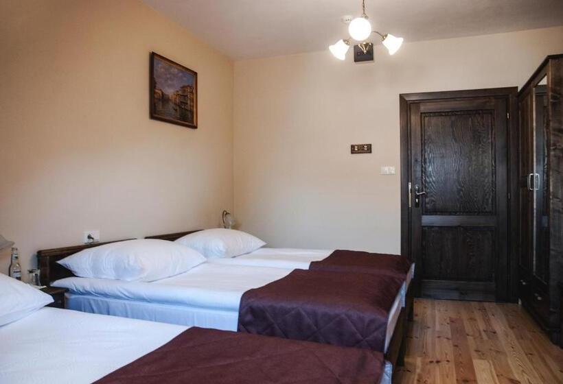 标准三人间, Pod Kogutkiem