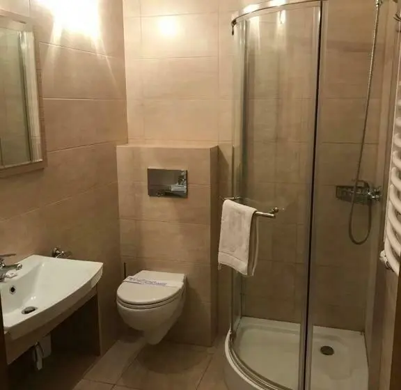 Standard Yhden Hengen Huone, Restauracja Willa Radwan
