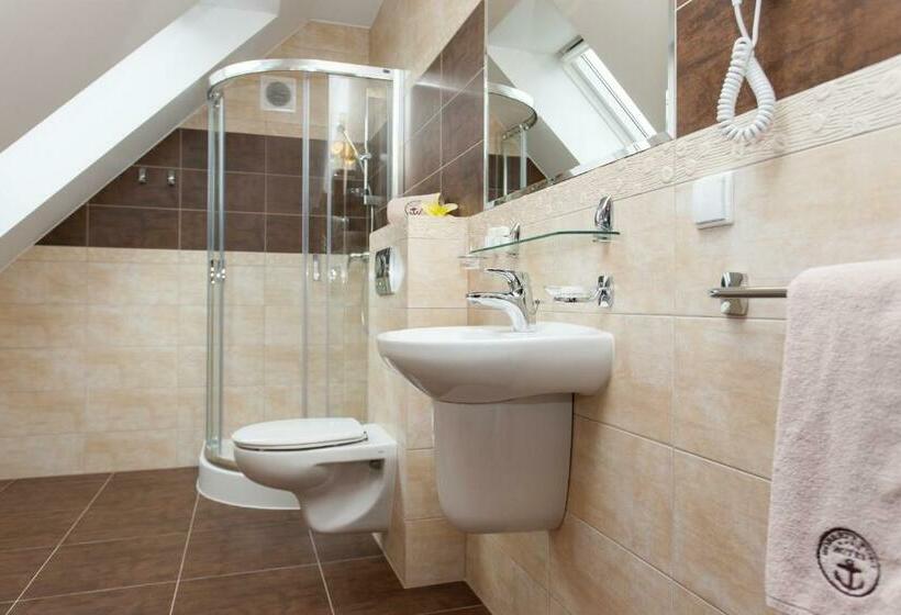 اتاق استاندارد یک نفره, Robert's Port