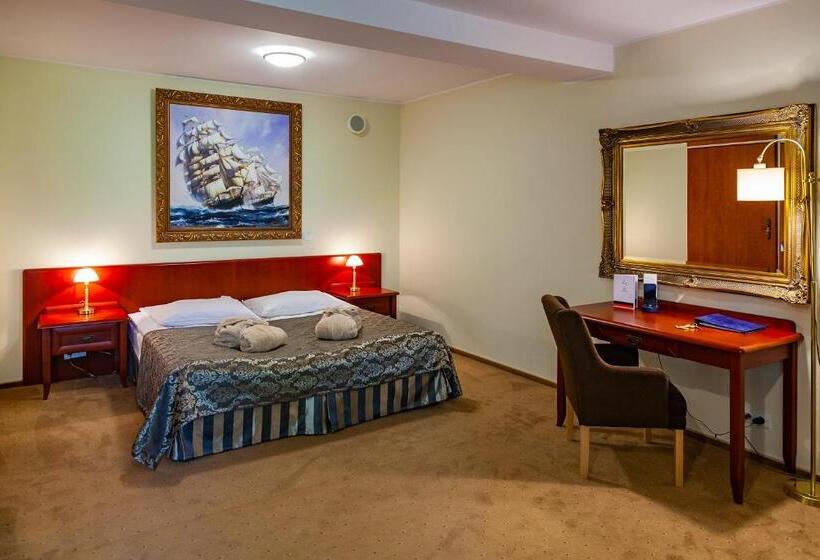 اتاق لوکس, Robert's Port