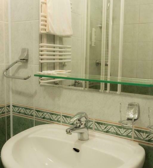 اتاق استاندارد سه نفره, Motel Petro