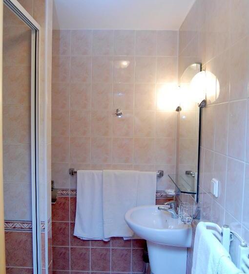 اتاق استاندارد سه نفره, Motel Petro