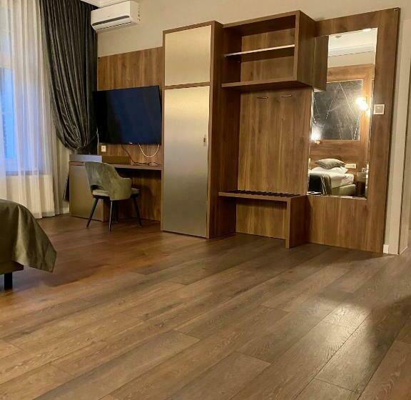 Номер Стандарт, Pensjonat   Restauracja żółty Domek