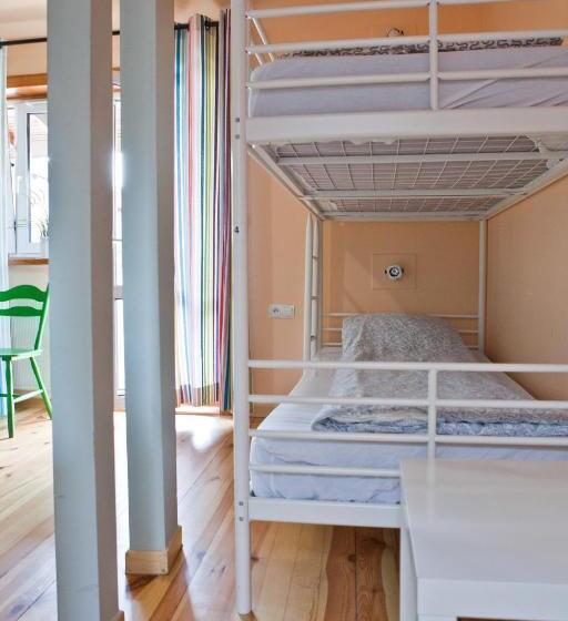 חדר סטנדרטי לארבעה עם חדר אמבטיה משותף, Pepe Hostel