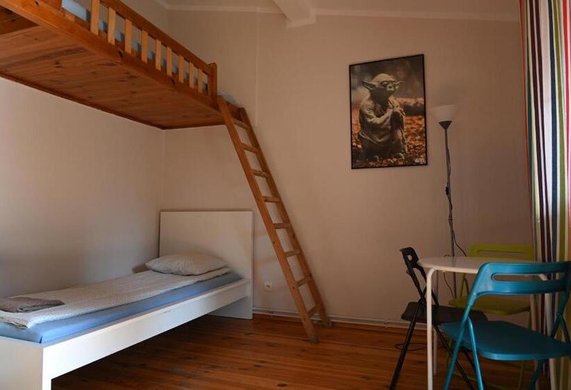 חדר סטנדרטי לארבעה עם חדר אמבטיה משותף, Pepe Hostel