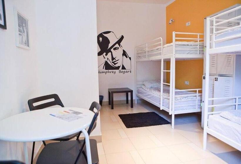 חדר סטנדרטי לארבעה עם חדר אמבטיה משותף, Pepe Hostel