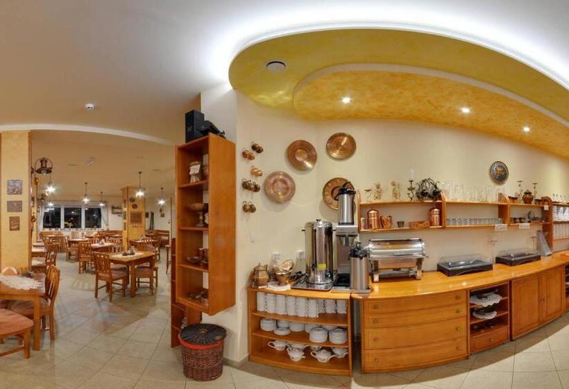 ファミリールーム, Agal Zieleniec