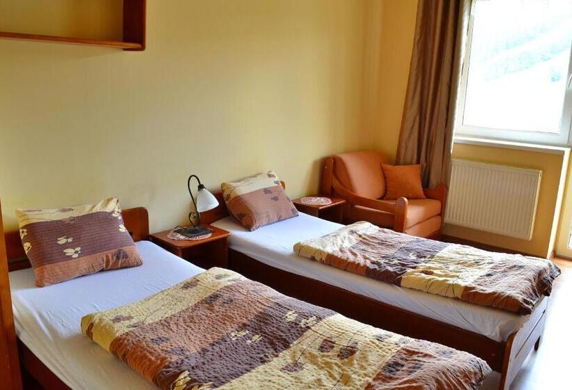 ベーシックルーム, Agal Zieleniec