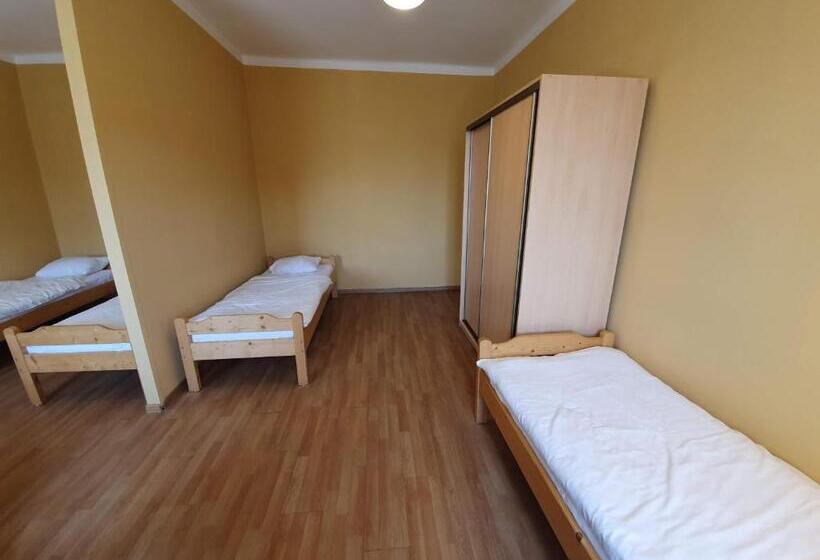 Economy Quadruple Room, Dom Turysty Pttk W Bielsku   Białej