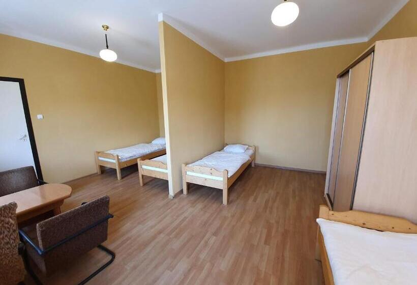 Economy Quadruple Room, Dom Turysty Pttk W Bielsku   Białej