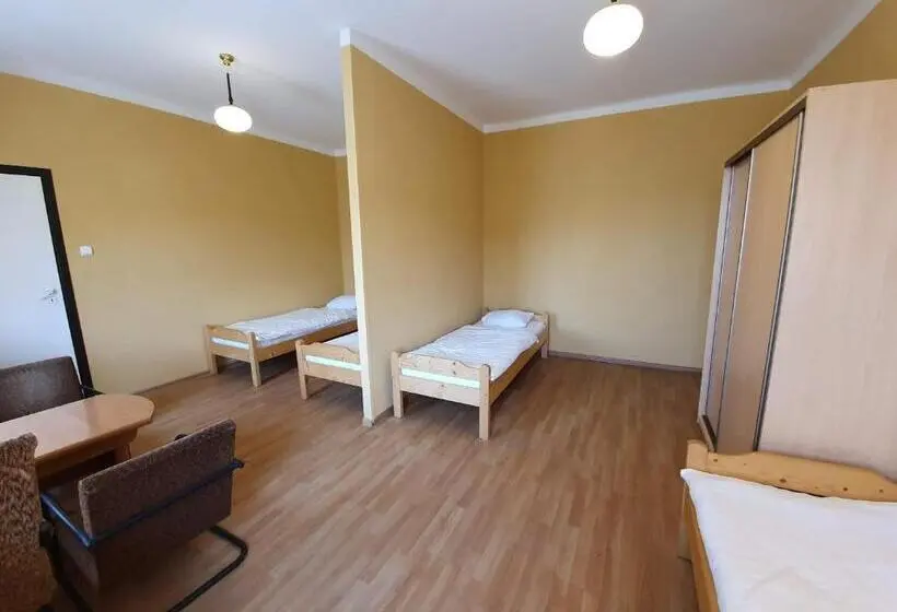 Economy Quadruple Room, Dom Turysty Pttk W Bielsku   Białej