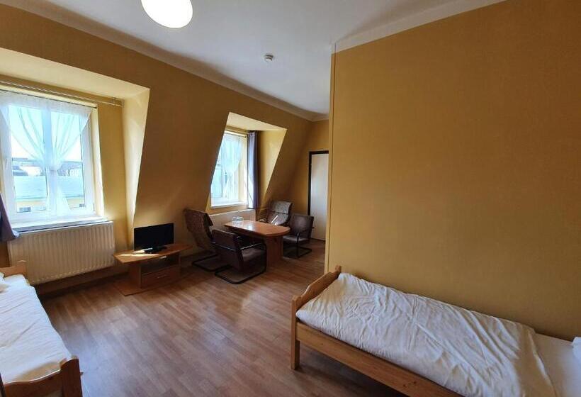 Economy Quadruple Room, Dom Turysty Pttk W Bielsku   Białej