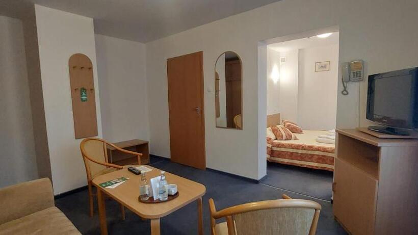 سوییت خانوادگی, Lila Medical Spa