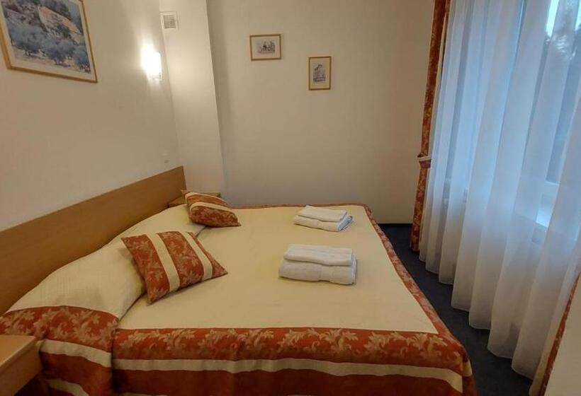 سوییت خانوادگی, Lila Medical Spa