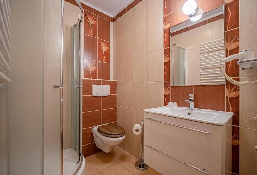 חדר סטנדרט לשלושה, Willa Szarotka