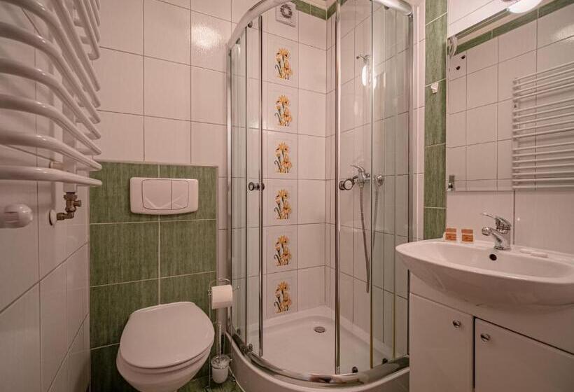 חדר סטנדרט לשלושה, Willa Szarotka