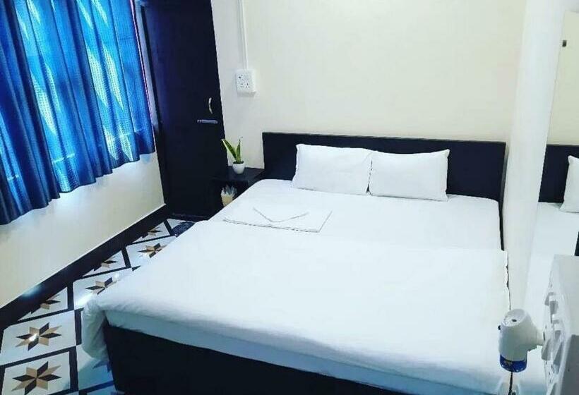 חדר קלאסי לשלושה, Flagship The Thangal