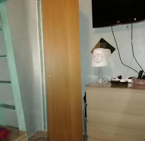 اتاق استاندارد سه نفره, Room In Guest Room   Lockable Room Center