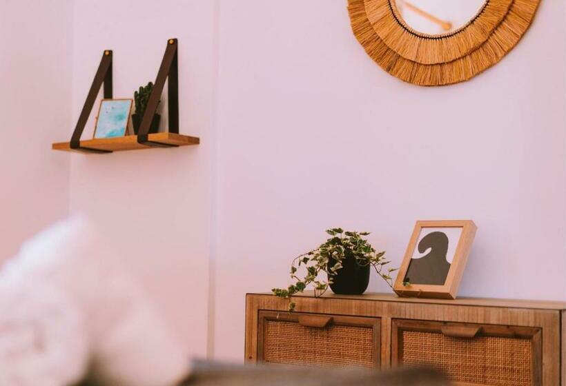 غرفة قياسية, Cliff Surf House