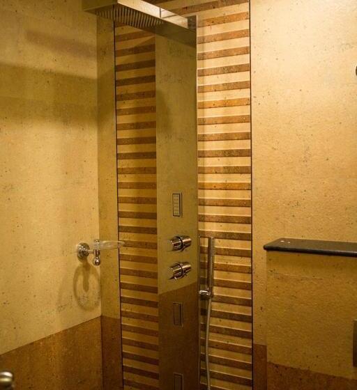 חדר דלוקס, Ss Residency