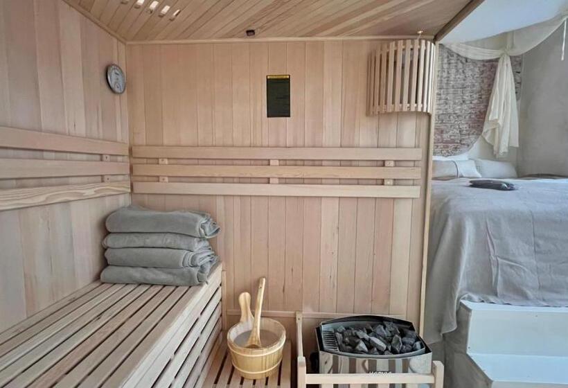 Номер Superior Кровать Кинг, Haert Boutique Wellness Suites City Centre