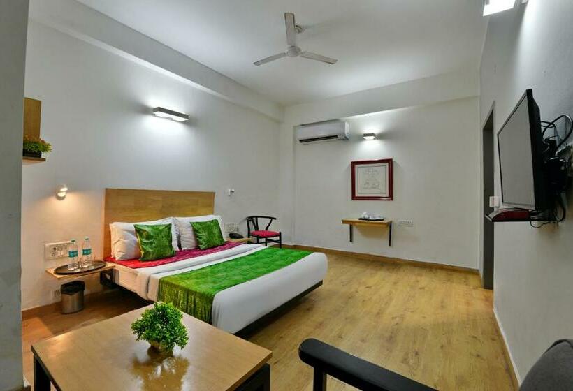 Quarto Superior, Divine Inn Couple Friendly Hotel Near Sector 51 Metro Station