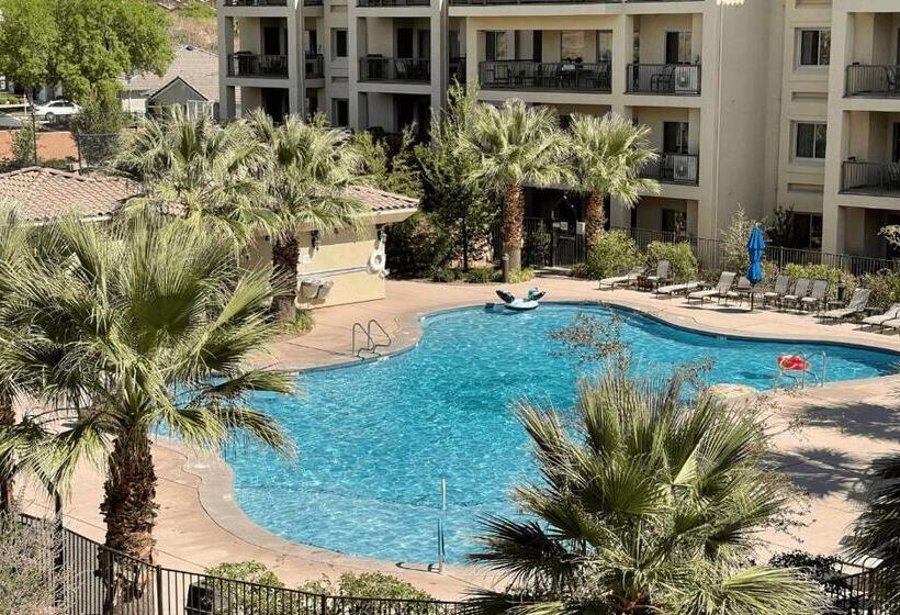 غرفة عائلية, Lofts 13 4 Bedroom Modern Loft Steps From The Pool