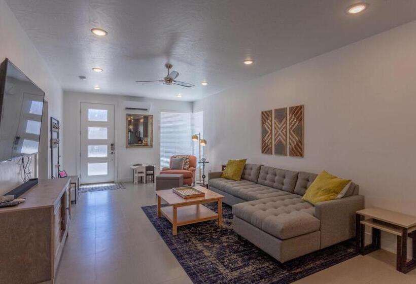 غرفة عائلية, Lofts 13 4 Bedroom Modern Loft Steps From The Pool