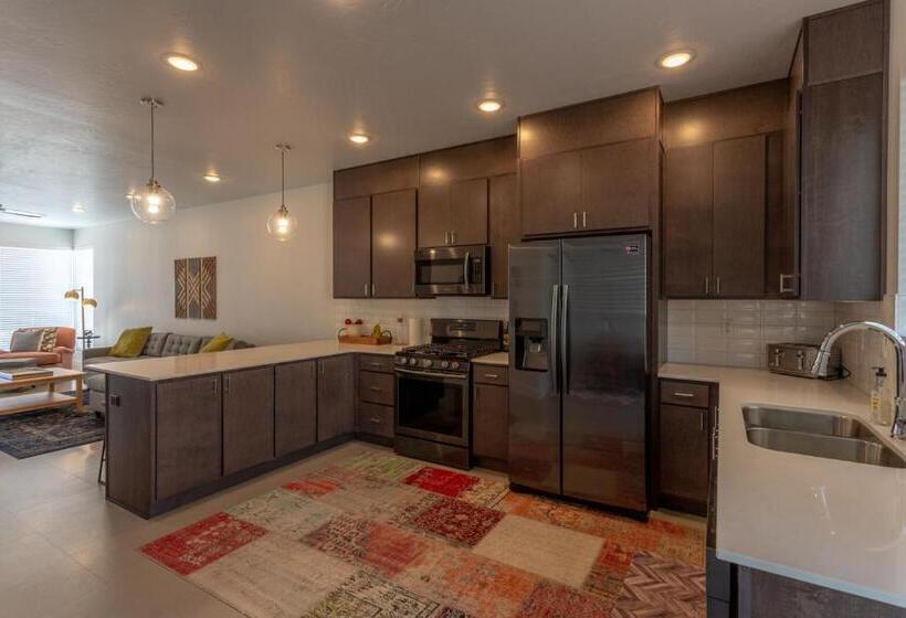 غرفة عائلية, Lofts 13 4 Bedroom Modern Loft Steps From The Pool