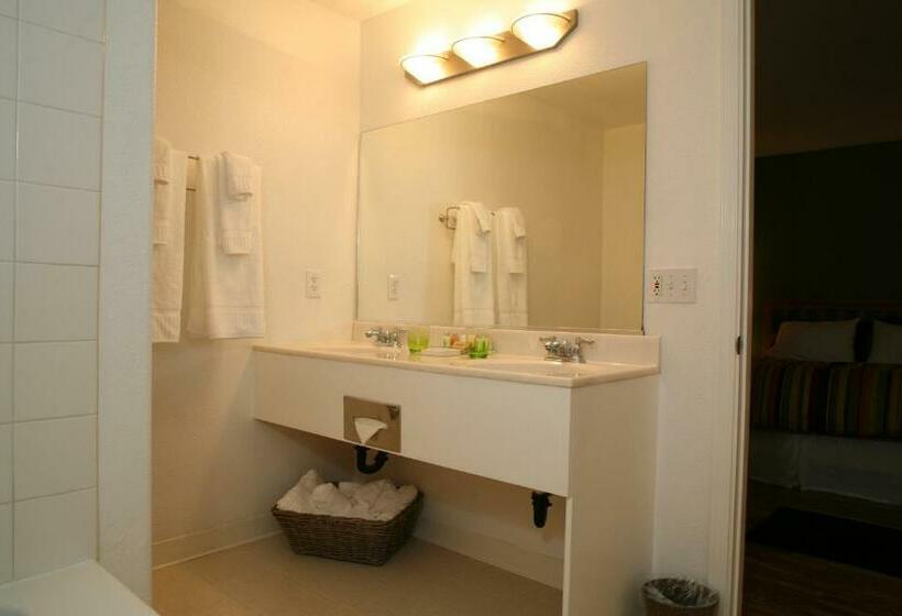 Студия Deluxe, Clear Lake Cottages & Marina